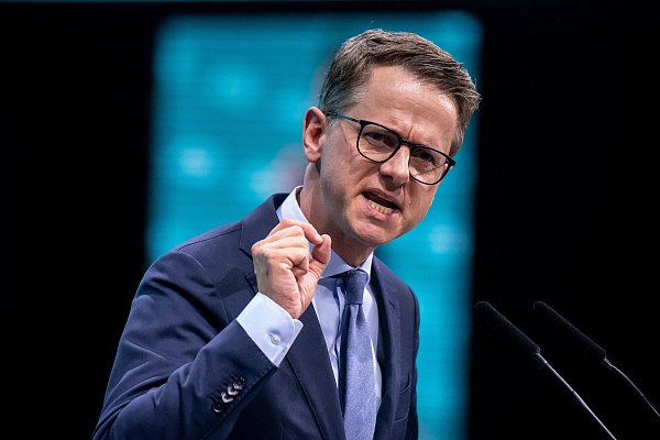 Der Paderborner Politiker Carsten Linnemann bleibt weiterhin CDU-Generalsekretär. Das entschieden die Mitglieder des 36. CDU-Parteitags in Berlin. - © dpa