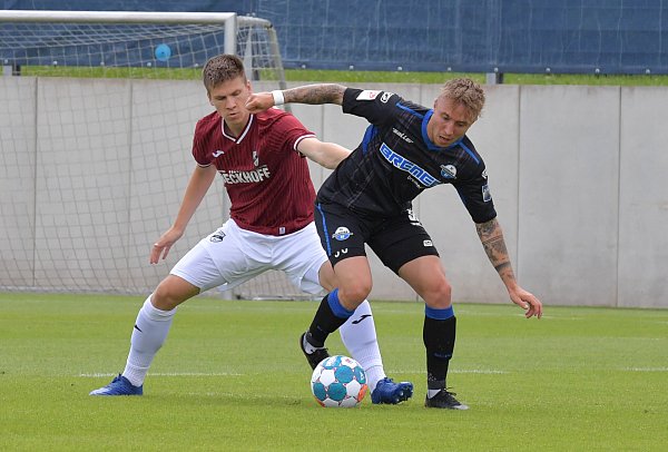 Luca Marseiler (r.), hier im Zweikampf im Testspiel gegen den SC Verl, trug das Paderborner Trikot für kurze Zeit in der Saison 2021/22. - © sport/presse/foto Jens Dünhölt