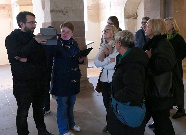 Das Team der Kirchenaufsichten händigt den Gruppen demnächst unten in der Erdgeschosshalle des Westwerks die Tablets aus. Im Johanneschor nahmen Annika Pröbe (2. v. l.) und die Experten des Fraunhofer-Instituts sie mit auf die multimediale Entdeckungsreise in die Karolingerzeit. - © Kirchengemeinde Corvey