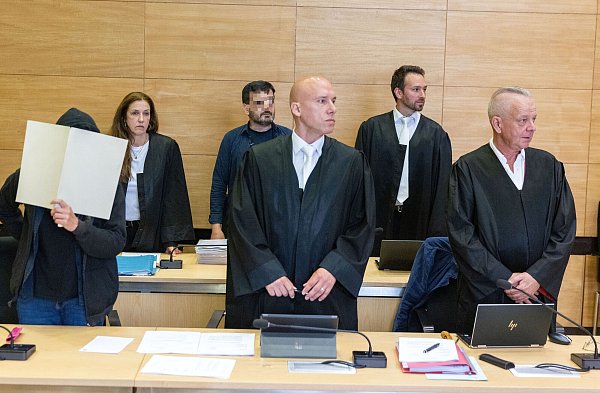 Zu lebenslanger Haft verurteilt wurden Selma Y (vorne l.), mit ihren Verteidigern Sven Karsten und Frank Zindler, sowie Mohamad A. (hinten Mitte), mit Verteidigerin Bettina von Hindte und Verteidiger Jan-Christian Hochmann (r.). Foto: Oliver Krato - © Oliver Krato