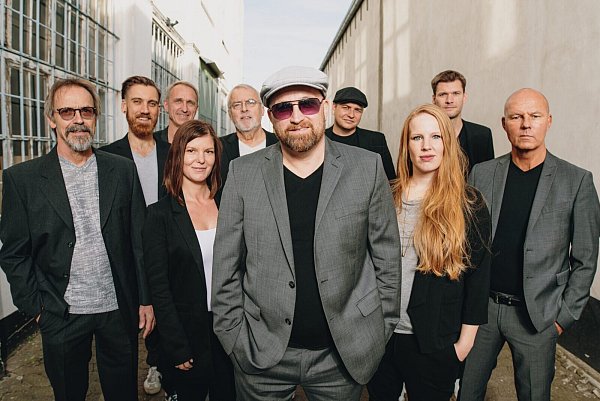 Die Band „tiefblau” spielt funky Soul-Pop auf Deutsch. - © Ralf Bottcher