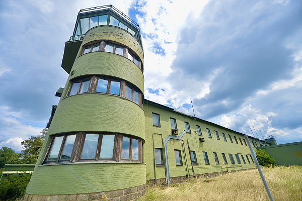 Der Blick auf den Tower auf dem Gütersloher Flughafen. - © Wolfgang Wotke