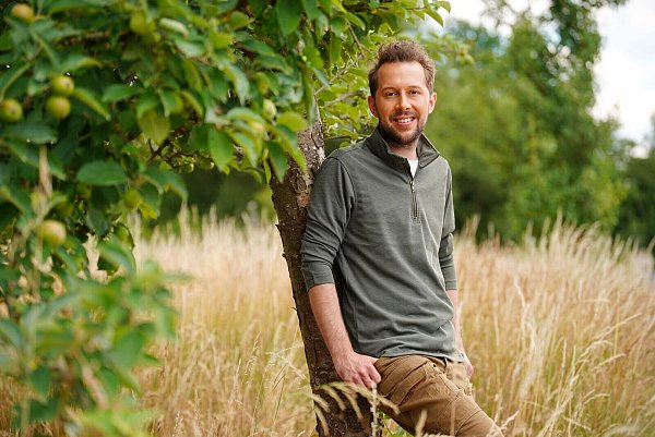 Mich- und Käsebauer Arne (31) aus Niedersachsen fühlt sich mit seiner Antje wohl. - © Foto: RTL / Stefan Gregorowius