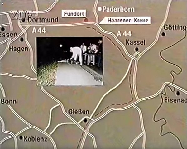 Mit Tatortfoto und Lageplan suchte "Aktenzeichen XY" damals nach Zeugen für den Mord an dem 13-Jährigen. - © Screenshot Martin Fröhlich