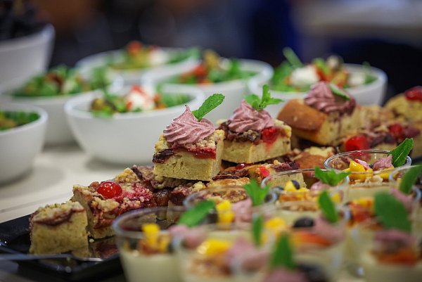 Nach dem Essen können sich Mitarbeitende von Dr. Wolff an dem Nachtisch-Buffet bedienen. Neben Süßwaren gibt es auch frisches Obst und Nüsse. - © Sarah Jonek