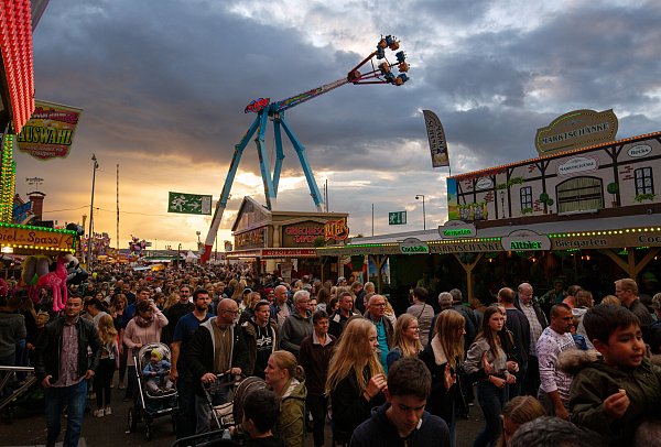Dicht an dicht drängen sich die Besucher auf dem Gelände des Blasheimer Marktes. Ende August lockt das Volksfest wieder Tausende an. - © oliver krato
