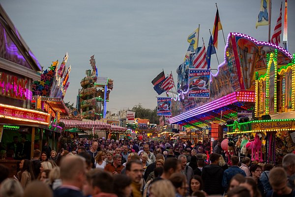 Alles leuchtet bunt und schrill – das von der Bevölkerung kurz „Blama“ genannte Volksfest ist beliebt. - © Oliver Krato