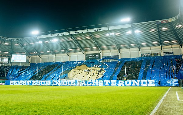 Die Fans des SC Paderborn glänzten am Dienstagabend mit einer sehenswerten Choreo. - © Besim Mazhiqi