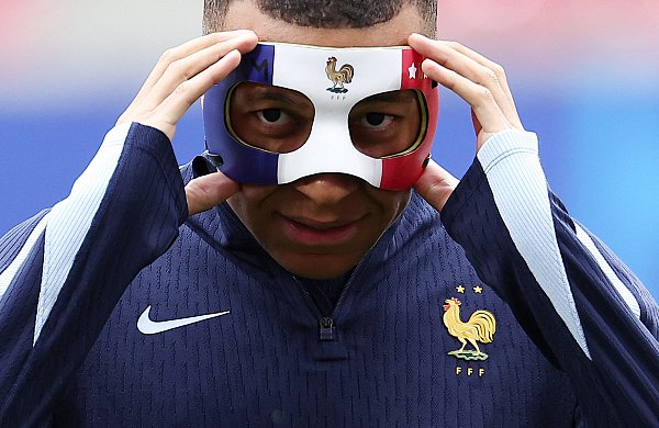 Am Donnerstag nahm Mbappé mit einer Maske in den französischen Landesfarben am Abschlusstraining teil. Diesen Gesichtsschutz darf Mbappé im Spiel gegen die Niederlande wohl nicht tragen. Teile wie diese müssen laut UEFA-Regularien einfarbig sein. - © AFP or licensors