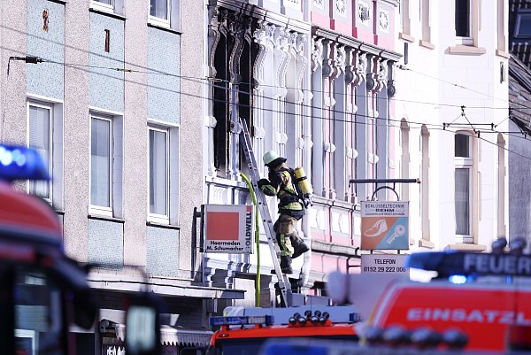 Bei dem Wohnungsbrand am frühen Montagmorgen sind vier Menschen getötet worden. - © David Young