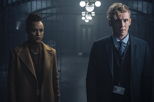 Die geheimnisvolle Gwendoline (Nathalie Emmanuel, "Fast and Furious") zieht Sebastian schnell in ihren Bann. - © 2021 Netflix, Inc.