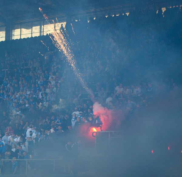 In der Nachspielzeit zündeten Hansa-Fans massiv Pyrotechnik. Die Partie musste für fast 30 Minuten unterbrochen werden. - © picture alliance/dpa