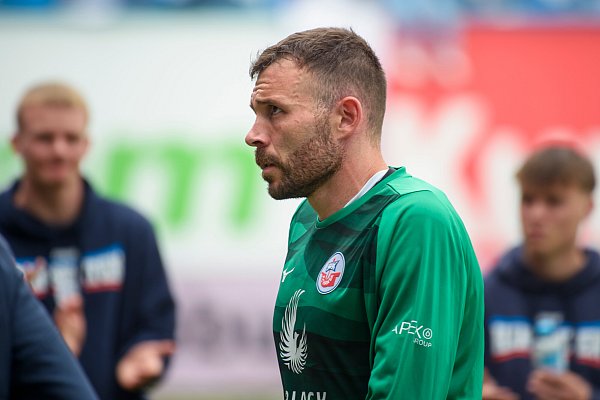 Hansa-Keeper Markus Kolke steht nach Spielschluss die Enttäuschung ins Gesicht geschrieben. - © picture alliance/dpa