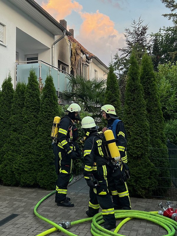 Die Fassade des Wohnhauses wurde bei dem Feuer erheblich in Mitleidenschaft gezogen. - © Thorsten Heß