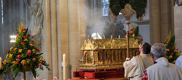 Der Libori-Schrein mit den Reliquien steht während der Festwoche im Chorraum des Paderborner Doms. - © Andreas Zobe/NW