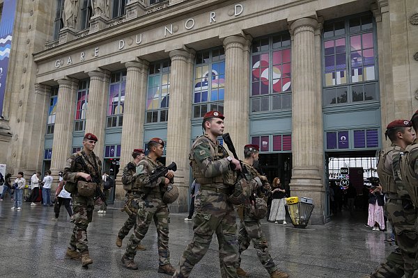 Soldaten patrouillieren nach mehreren Brandanschlägen vor dem Bahnhof Gare du Nord. - © Mark Baker/dpa