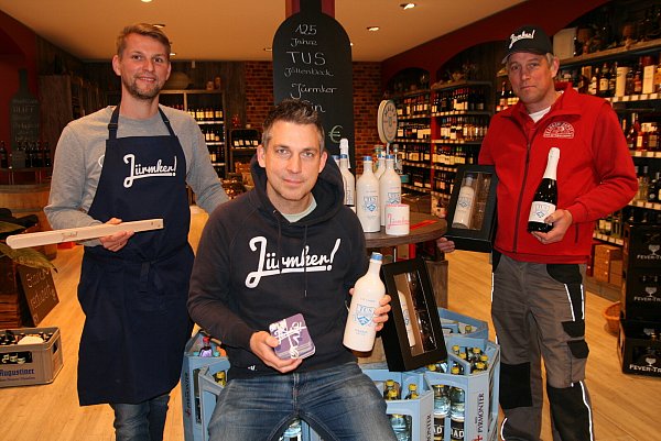 Sören Siek (v.l.), Tobias Demmer und Lars Schmidtke mit Jürmker Fan-Artikeln. Foto: Nicole Bentrup - © Nicole Bentrup
