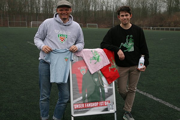 Die Dornberger Thies Kambach und Mirco Felske (r.) präsentieren einige Produkte aus dem Fanshop. Foto: nicole bentrup - © bentrup