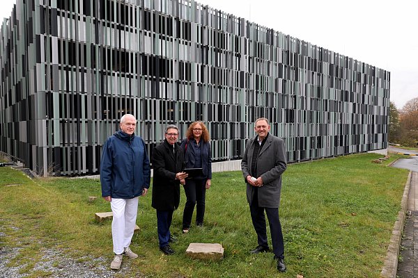 Der Chefarzt der Kinder- und Jugendklinik, Walter Koch (l.), Klinikvorstand Peter Hutmacher (r.) und NW-Redakteurin Corina Lass (2.v.r.) stehen auf der Fläche, auf der bald ein Mini-Wald wachsen soll. Dabei unterstützt sie Andreas Kelch von der Volksbank Herford-Mindener Land, über deren Crowdfunding-Plattform die Initiatoren ihr Projekt vorstellen und um Spenden bitten. - © Frank-Michael Kiel-Steinkamp