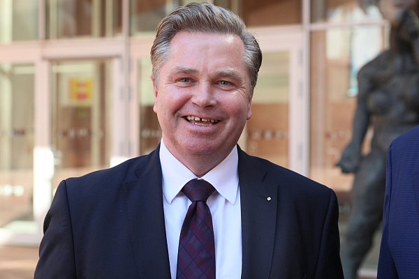 Bürgermeister Tim Kähler macht's "so, wie es sich gehört". - © Frank-Michael Kiel-Steinkamp