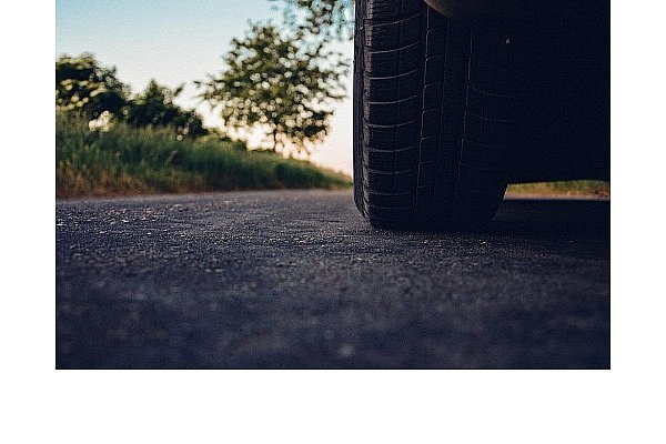 Durch Autofahren wird schädliches Kohlendioxid in die Umwelt befördert. - © Pixabay