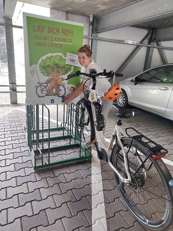 Die Fahrradbeauftragte der Stadt, Frauke Heidemann, steht an der E-Ladestation im Elsbach-Parkhaus. - © Stadt Herford