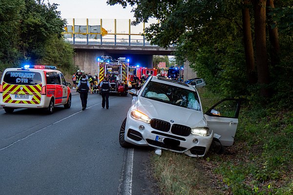 Der Fahrer oder die Fahrerin des BMW SUV war an der Unfallstelle nicht mehr anzutreffen und konnte auch nach einer Suche nicht gefunden werden. - © Feuerwehr Porta/Michael Horst