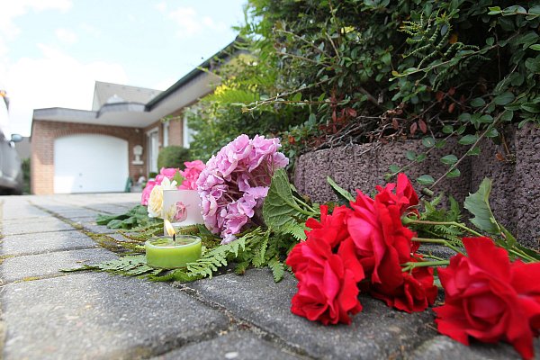 Die kleine Gemeinde Hiddenhausen steht unter Schock. Anwohner legten Blumen und Kerzen nieder. - © Frank-Michael Kiel-Steinkamp