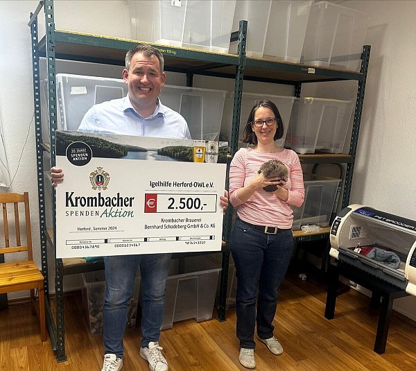 Eugen Klassen von Krombacher überreicht den Check an Verena Falk von der Igelhilfe Herford-OWL. - © krombacher
