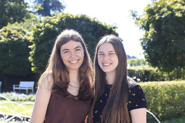 Hannah Urbanus (l.) und Pauline Schröder genießen das schöne Wetter im Kurpark. - © Amelie Halstenberg