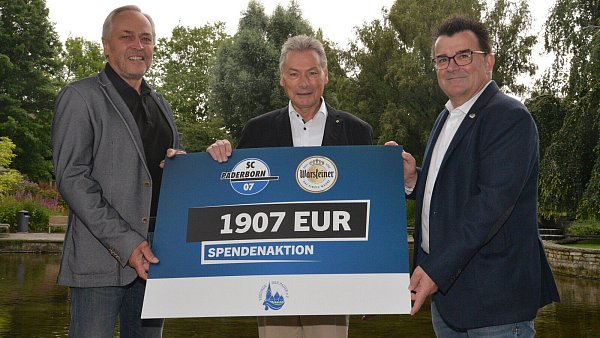 SCP-Geschäftsführer Martin Hornberger (r.) und Uwe Wendt (Leiter Sport-Sponsoring, Warsteiner) übergaben jetzt die Spende an Dieter Honervogt (M.), den Vorsitzenden des Vereins "Freunde der Pader". - © SC Paderborn 07