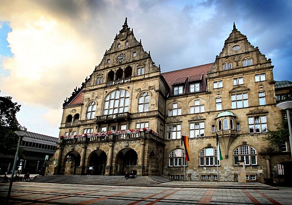 Am Freitagnachmittag wird es am Rathaus laut für Frieden in Europa. - © Sarah Jonek