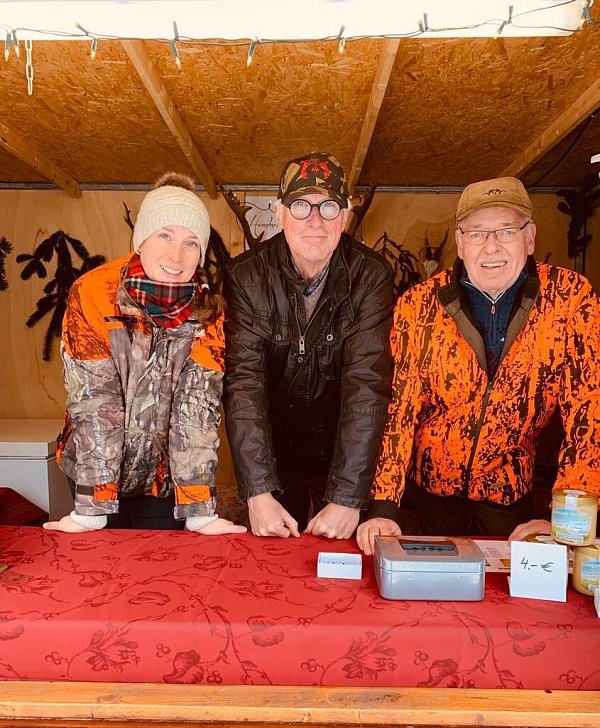 Die Hembser Jäger Heinrich Büse, Annika und Bernd Güthoff bieten heimisches Wild an. - © Privat