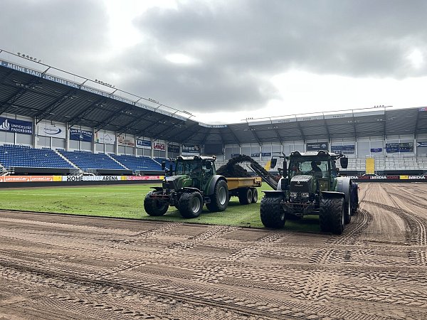 Die Verlegungsarbeiten des neuen Rasens in der Paderborner Home-Deluxe-Arena liefen "besonders gut", wie SCP-Präsident Martin Hornberger betont. - © SC Paderborn 07