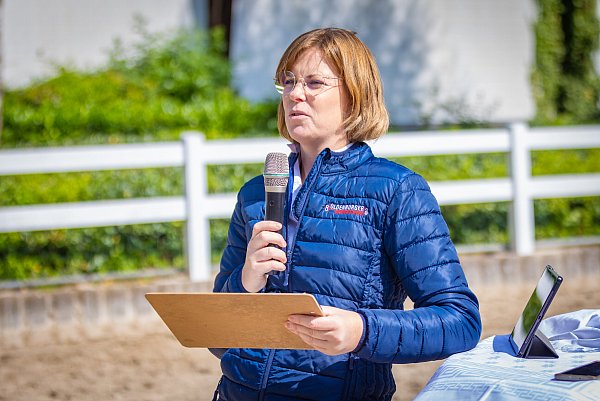 Inge Workel ist die stellvertretende Zuchtleiterin. Sie verkündet die Ergebnisse der Bewertungskommission. - © Mike-Dennis Mller / www.mdm.photo