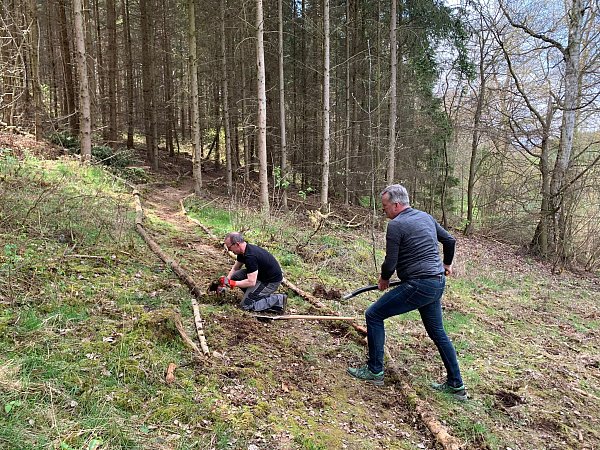 Mitglieder der Aktionsgruppe Hand in Hand, hier Stefan Waldeier aus dem Hainanger (links) und Ortsvorsteher Thomas Vonde, haben noch in der Vorwoche am Weg gearbeitet. - © Dorfgemeinschaft Germete