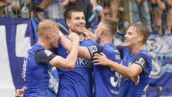 Arminia-Leihspieler Christopher Schepp (Mitte) strahlt nach einem seiner beiden Treffer für den SV Meppen. - © IMAGO/Werner Scholz