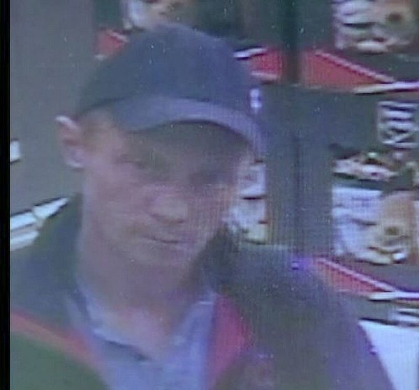 Die Polizei sucht einen wegen eines Diebstahls verdächtigten Mann. - © Polizei Paderborn