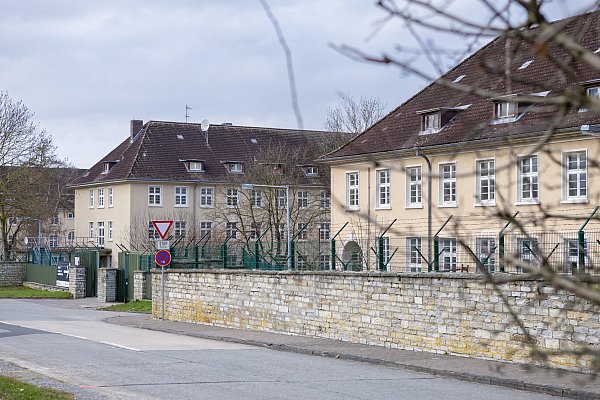 Die ehemaligen Mannschaftsunterkünfte sind entlang der Driburger Straße zu sehen. - © Niklas Tüns