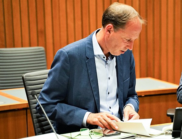 Der Vorsitzende des Untersuchungsausschusses, Stefan Engstfeld (Bündnis 90/Grüne), sitzt vor Beginn des Ausschusses auf seinem Platz und blättert in seinen Unterlagen - © Ann-Marie Utz