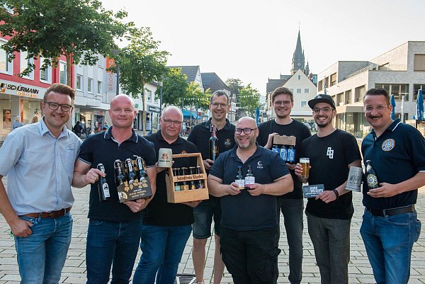 Die Braumeister: Rico Lucius, (von links), Michael Lange, Roland Florin, Denis Gerasimovski, Markus Meyer und David Stoll und Jan-Henrik Baum. - © Daniel Winkler