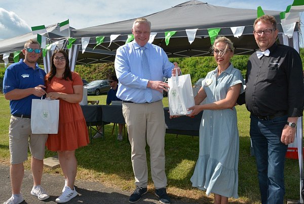 Auch der Bürgermeister holte sich ein Schützenfest-Paket. - © Schützenbrüderschaft Bödexen