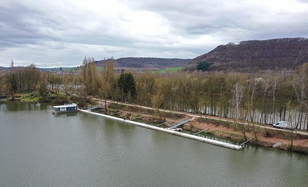 Die 105 Meter lange Steganlage am Godelheimer See wurde bereits kürzlich fertiggestellt. - © Floating House