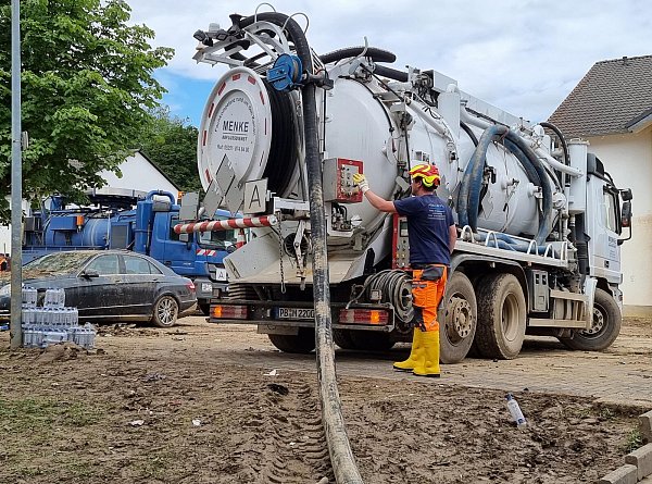 Mit speziellen Pumpwagen sind die Mitarbeitenden der Paderborner Firma in Sinzig im Einatz. - © privat