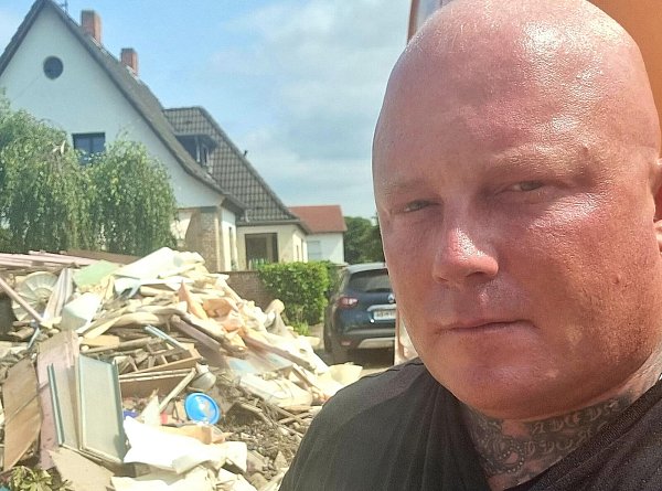 Der Paderborner Maik Menke im Katastrophengebiet. - © privat