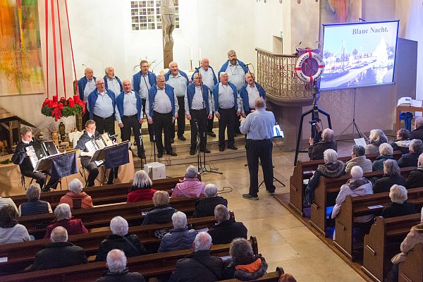 Vor dem Weihnachtskonzert in der Oetinghauser Kirche am 17. Dezember singt der Shanty-Chor Hansestadt Herford in der Radewig. - © Ralf Bittner