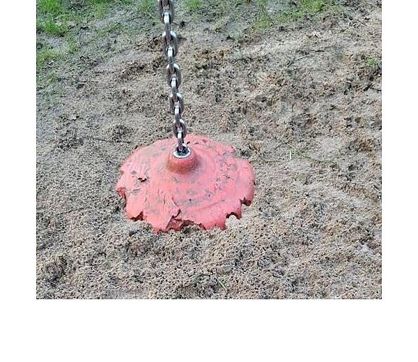 Dieser Seilbahnsitz wurde mutmaßlich durch Hundebisse beschädigt. - © Polizi Herford