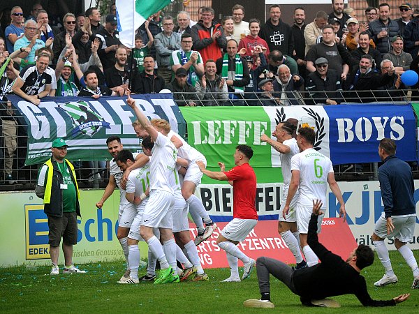 Mit dem Tor zum 2:0 war dem FC Gütersloh der Aufstieg nicht mehr zu nehmen. Entsprechend hüpften und tanzten Spieler und Trainer über den Rasen des Heidewaldstadions. - © Andreas Fruecht