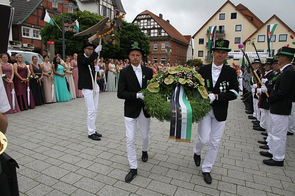 Die Kranzträger Philipp Seidel und Wolfgang Schütte bringen den Kranz zum Ehrenmal. - © Johannes Büttner