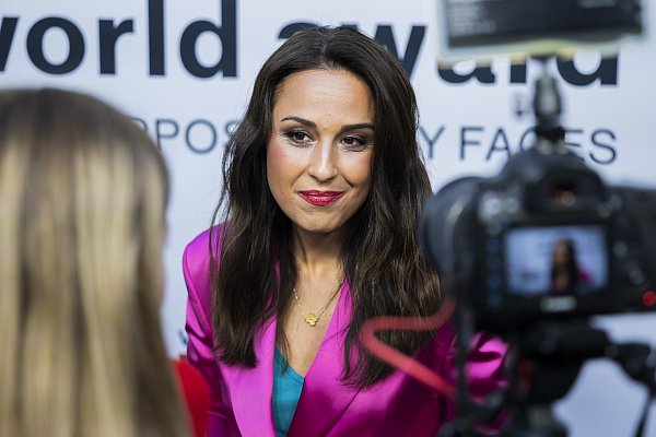Die bekannte TV-Moderatorin Nina Moghaddam leitete die Konferenz in Gütersloh. - © Christoph Soeder